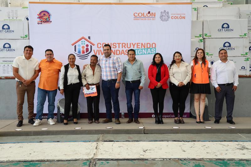 Gaspar Trueba entrega calentadores solares a más de mil familias en Colón