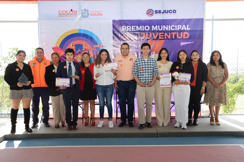 Gaspar Trueba entrega el Primer Premio Municipal de la Juventud en Colón