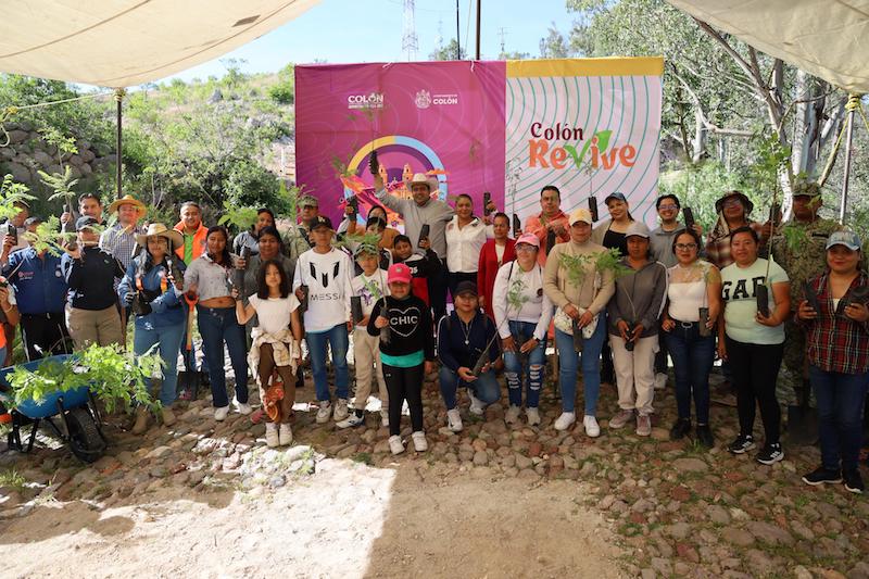 Impulsa Gaspar Trueba reforestación del Cerro del Barrio Las Crucitas con el programa "Colón Revive"