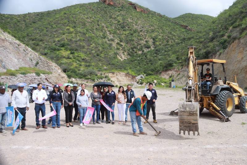 Inicia rehabilitación de cancha de fútbol en El Frontoncillo, Peñamiller