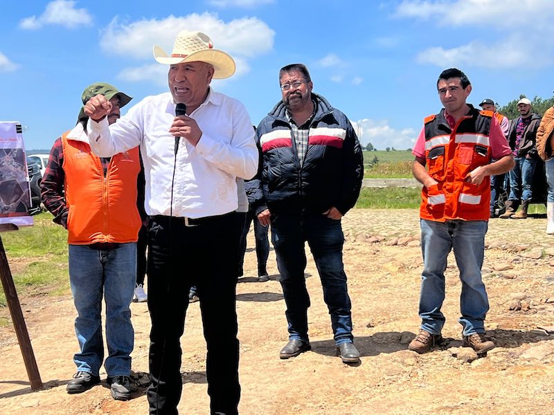 Alameda del Rincón,Amealco de Bonfil ✨ Con el firme compromiso de seguir transformando las comunidades de Amealco, el presidente municipal Óscar Pérez Martínez, en compañía del diputado local Paul Ospital, dieron el banderazo de arranque de la obra de empedrado del camino principal en la Alameda del Rincón. 🚜 En este importante inicio de obra estuvieron presentes regidores, personal del gabinete municipal y de obras públicas, quienes acompañaron a las autoridades y compartieron con los vecinos la alegría de ver cristalizado un proyecto que traerá bienestar y desarrollo a la comunidad. 🤝 La jornada no fue solo el arranque de una obra, fue también un espacio de convivencia y cercanía, donde las autoridades escucharon de primera mano las voces y necesidades de los habitantes, reafirmando el compromiso de un gobierno que trabaja hombro a hombro con la gente. 🗣 El presidente Óscar Pérez señaló: “Cada camino que transformamos es más que piedra y cemento: es dignidad, es unión y es el futuro de nuestras familias. Hoy iniciamos una obra que le pertenece a la gente del Rincón, porque ustedes son nuestra razón de trabajar todos los días”. 🌱 Con este proyecto se mejorará la movilidad, se fortalecerán las conexiones entre comunidades y, sobre todo, se construirá una vía más segura y digna para las familias de la Alameda del Rincón. 🎉👷‍♂👨‍👩‍👧‍👦