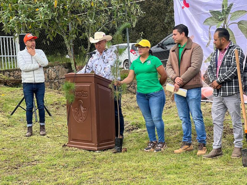Realizan jornada de reforestación en la Unidad Deportiva de Amealco