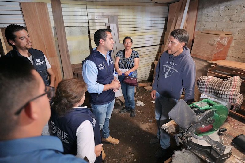 Supervisa Felifer Macías rehabilitación de la calle Obreros y entrega apoyos a familias afectadas