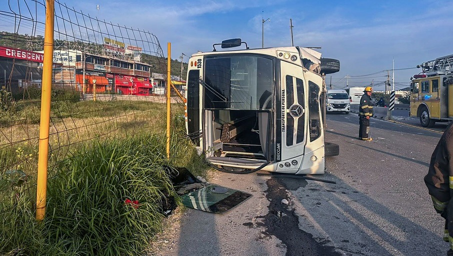 Vuelca camión de transporte de personal en Parque Industrial Querétaro; una persona lesionada
