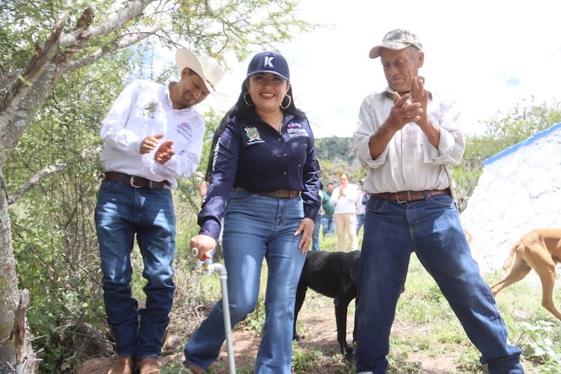 Ana Karen Jiménez entrega tanque de agua potable en Comederos, Peñamiller