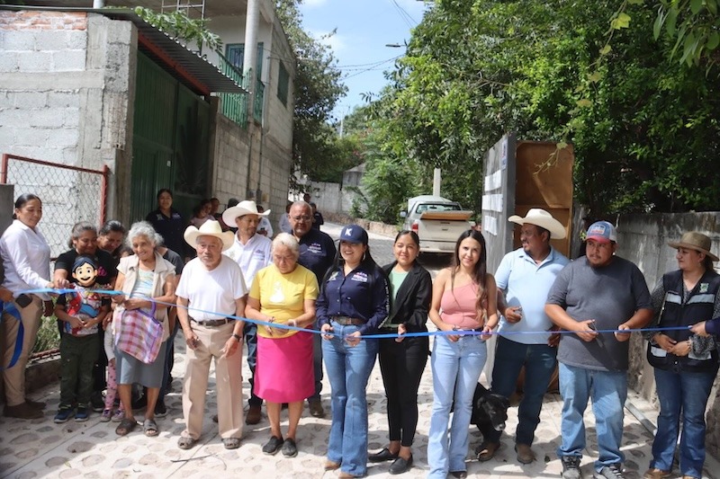 Entregan en Peñamiller la pavimentación de la calle Salamandra, acceso principal de la Colonia II