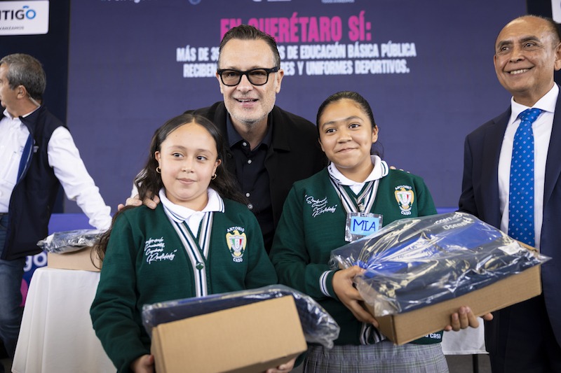 Entregan uniformes y útiles escolares gratuitos a 354 mil estudiantes de Querétaro