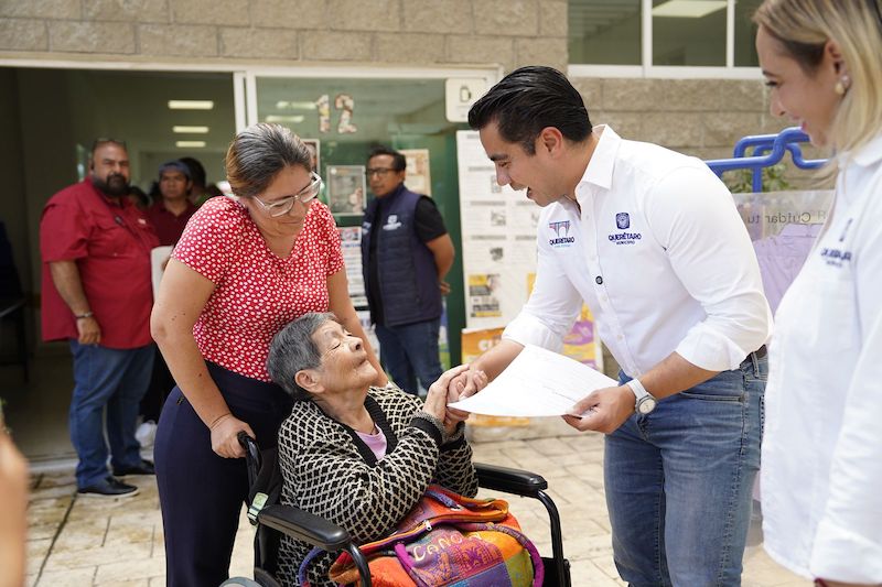 Felifer Macías continúa con la entrega apoyos económicos a familias afectadas por lluvias en Querétaro