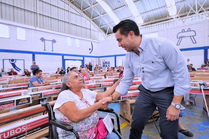 Felifer Macías entrega 600 calentadores solares en Cerrito Colorado a través del programa Tu Vivienda en Acción