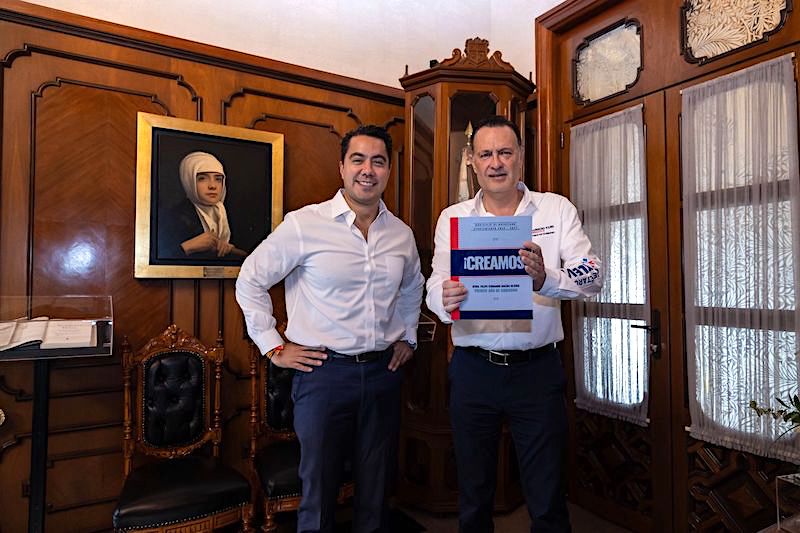 Felifer Macías entrega a Mauricio Kuri su Primer Informe de Gobierno