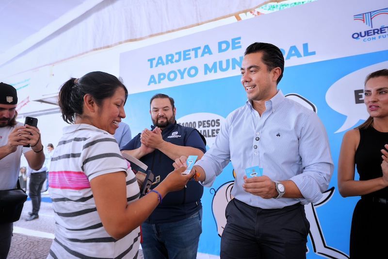 Felifer Macías entrega tarjetas El Extra a 640 personas en Epigmenio González