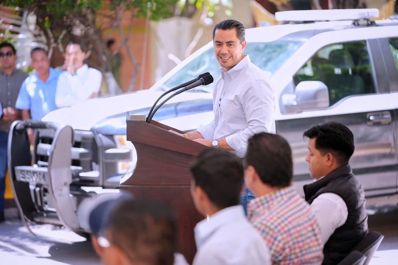 Fortalecen seguridad y cooperación: Felifer Macías entrega vehículos en donación a Tolimán