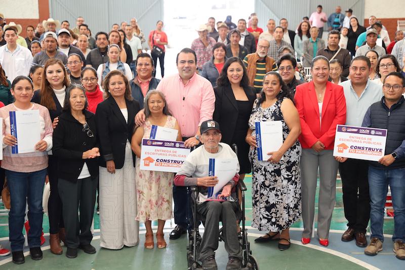 Gaspar Trueba entrega escrituras a 174 familias de Colón y garantiza certeza jurídica