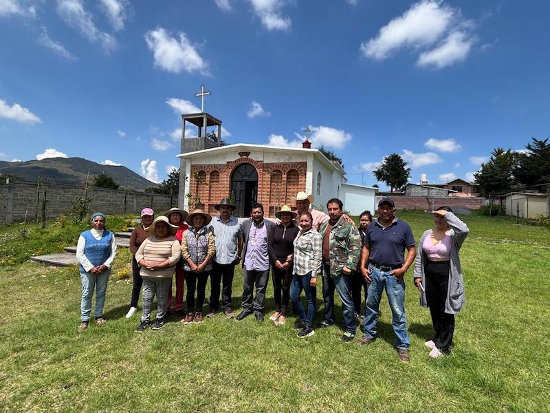 Óscar Pérez recorre templos de Amealco y escucha peticiones ciudadanas