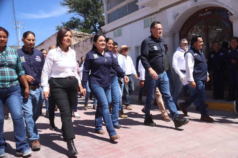 Ana Karen Jiménez y Mauricio Kuri entregan obras de mejoramiento de calles en Peñamiller