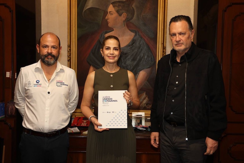 Car Herrera entrega al gobernador Mauricio Kuri su IV Informe de Actividades del DIF Estatal