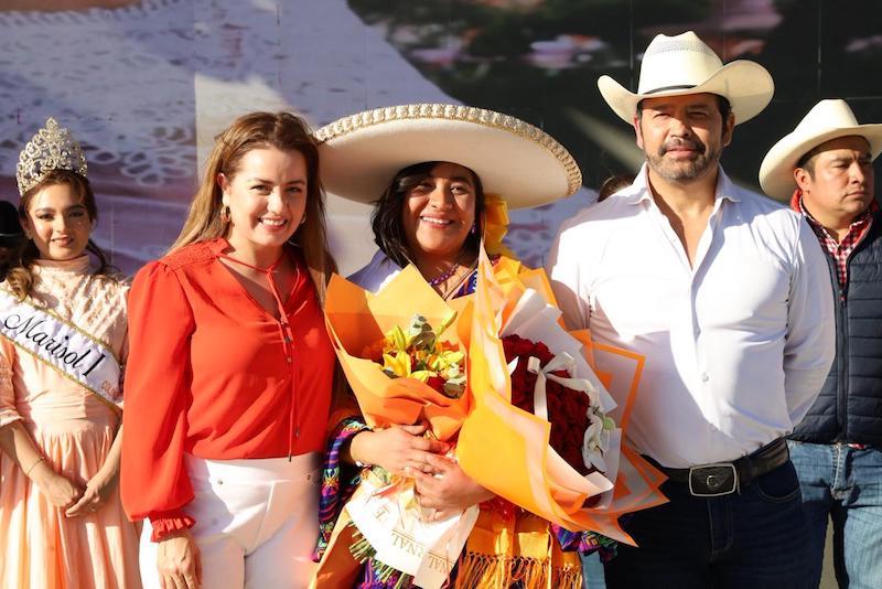 Coronan a la Flor Más Bella del Campo de Colón en la Feria 2025