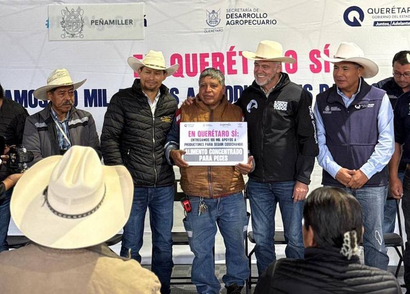 Entregan semilla forrajera y alimento para peces a productores de Peñamiller