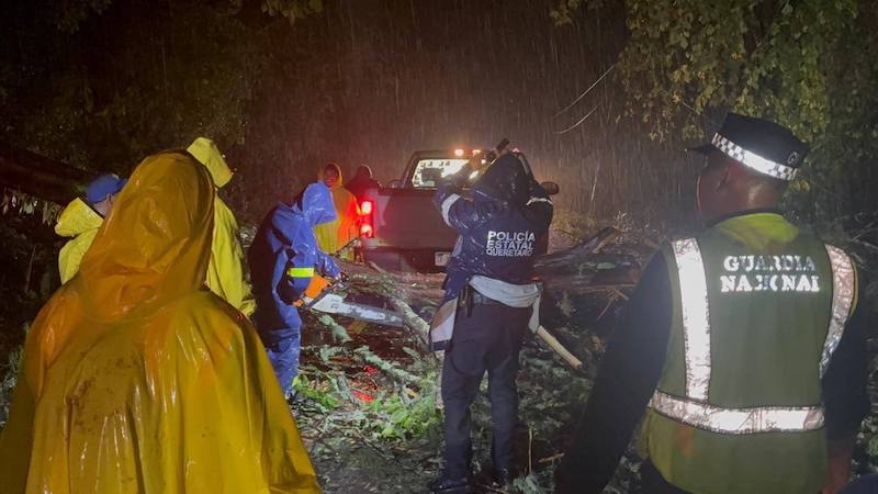 Evacuan familias en la Sierra Gorda por intensas lluvias; se desborda el río Jalpan