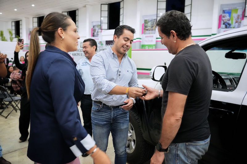 Felifer Macías respalda a municipios serranos con entrega de vehículos para reforzar seguridad