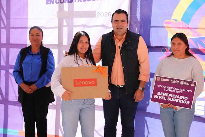 Gaspar Trueba entrega becas y computadoras laptops a 258 estudiantes colonenses