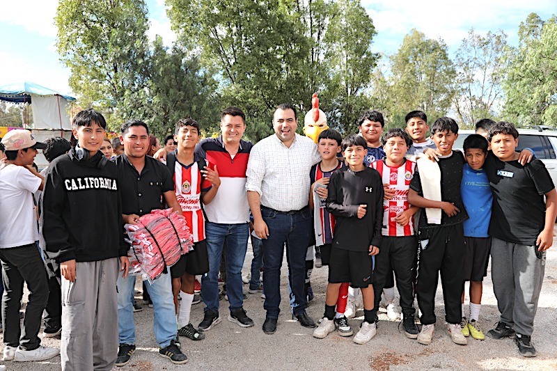 Gaspar Trueba entrega uniformes deportivos gratuitos a más de 5 mil atletas en la Feria Colón 2025