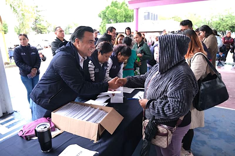 Luis Nava entrega 356 Tarjetas Contigo en Pedro Escobedo para fortalecer la economía familiar