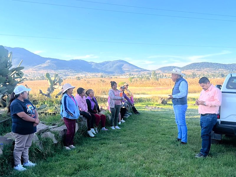 Óscar Pérez Martínez escucha y atiende de cerca las necesidades de la comunidad de La Noria, El Lindero