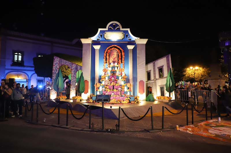 Rinden homenaje al Dr. Octavio Mondragón en el Altar Monumental de Plaza de Armas