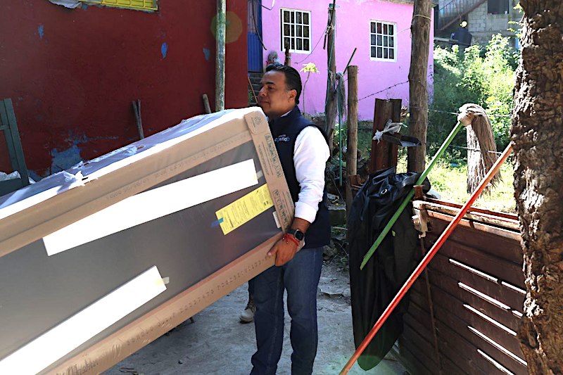 Supervisa Luis Nava entrega de apoyos a familias afectadas por lluvias en Pinal de Amoles