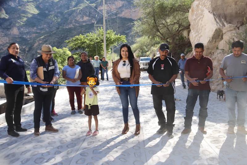 Entrega Ana Karen Jiménez rehabilitación del camino en Adjuntas de Higuera, Peñamiller
