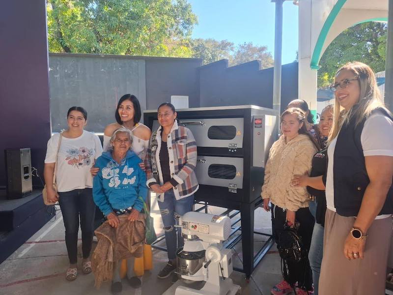 Entregan equipamiento para autoempleo a mujeres emprendedoras de Peñamiller