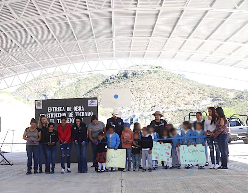 Ana Karen Jiménez entrega techo en escuela de El Tequesquite, Peñamiller