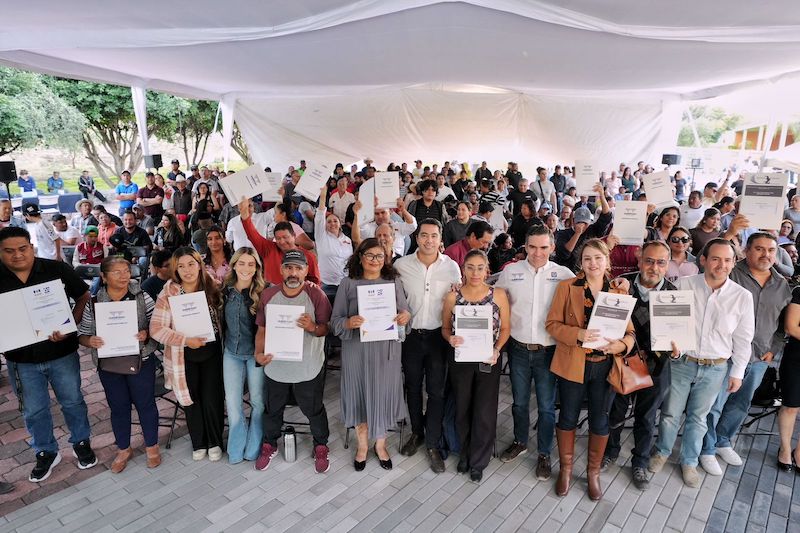 Felifer Macías entrega 55 escrituras y brinda certeza jurídica a familias queretanas