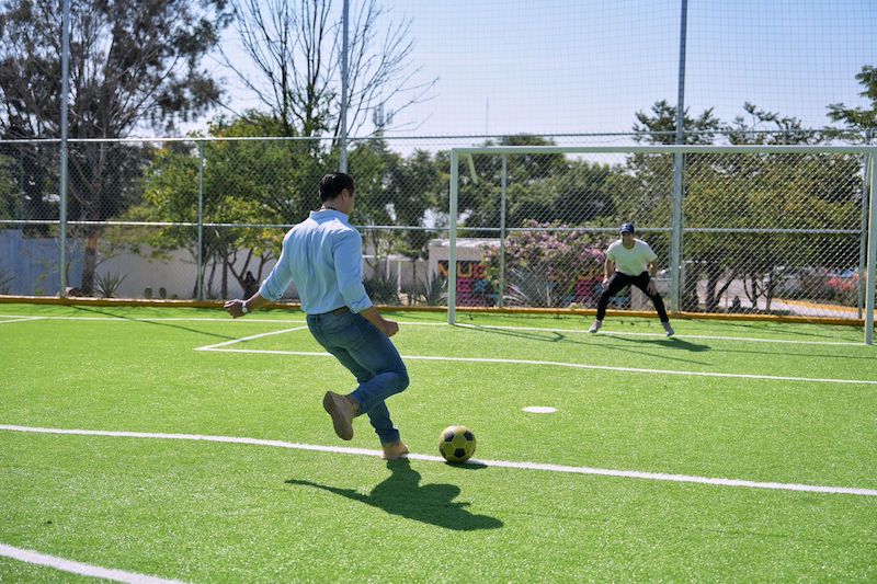 Felifer Macías entrega rehabilitación de la cancha de futbol en la Unidad Deportiva Belén