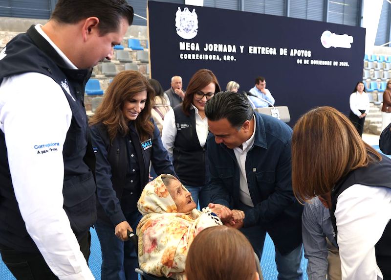 Lleva Luis Nava servicios de salud y apoyos asistenciales a familias de Corregidora