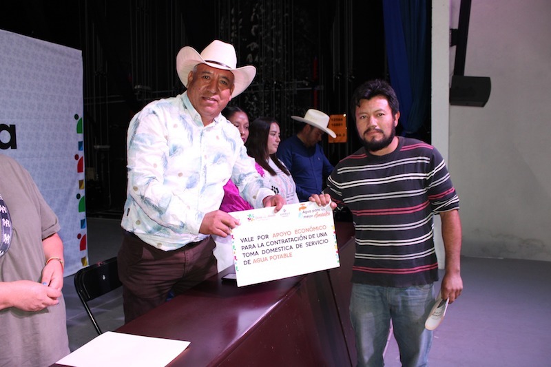 Óscar Pérez entrega tomas domiciliarias a 100 familias con el programa "Agua para un Mejor Amealco"