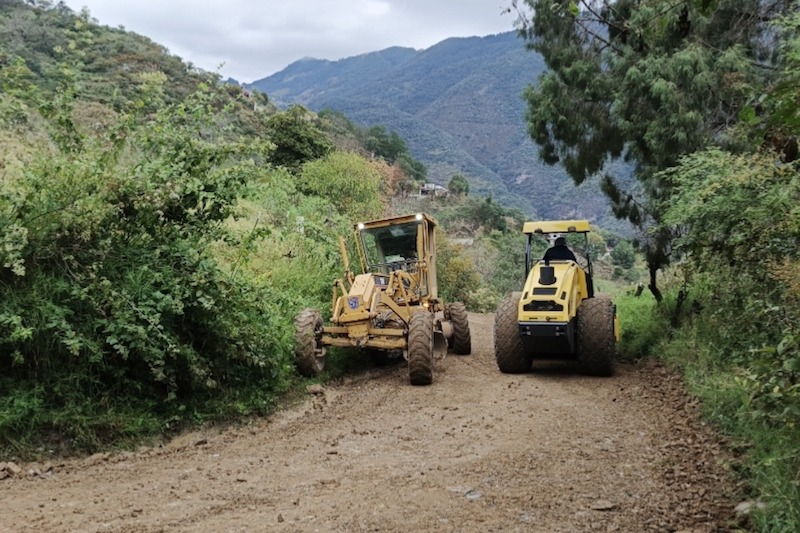 Avanza rehabilitación del acceso a Río Escanela en Pinal de Amoles