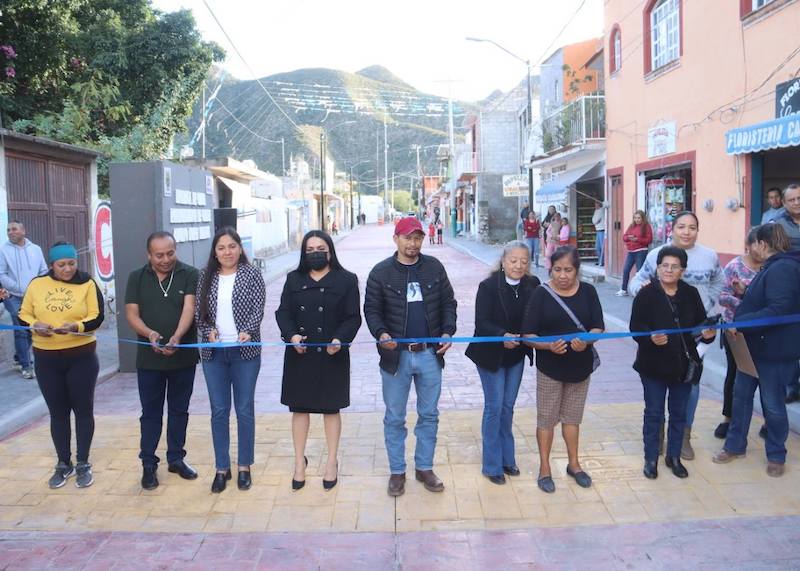 Entrega Ana Karen Jiménez rehabilitación de calle en la cabecera municipal de Peñamiller