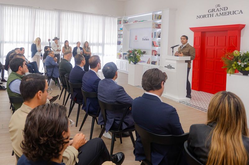 Felifer Macías asiste a la inauguración del Centro de Liderazgo “The Grand North America”