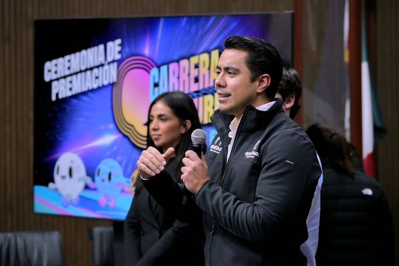 Felifer Macías premia a ganadores de la Carrera Nocturna CGV 2025