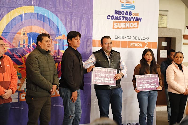 Gaspar Trueba entrega 160 becas a estudiantes de nivel superior en Colón
