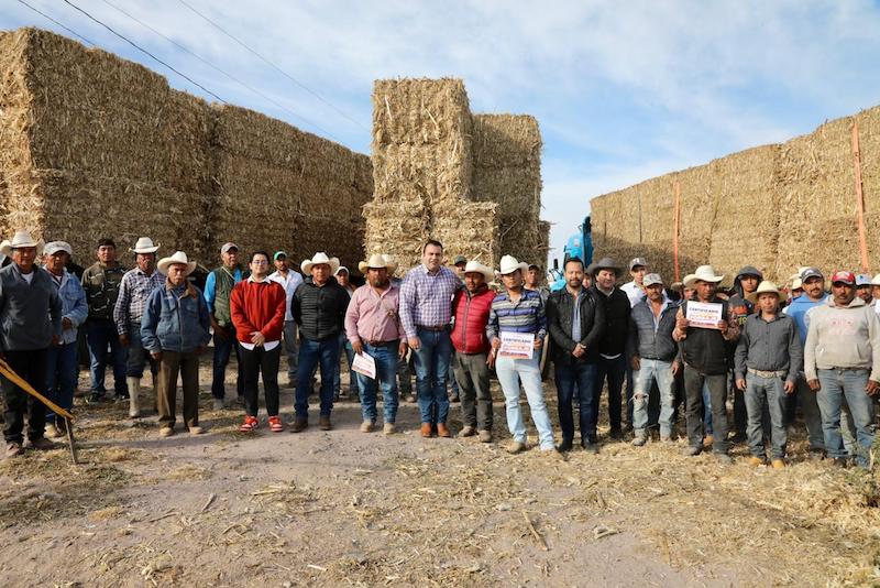 Gaspar Trueba entrega forraje para ganado en Colón