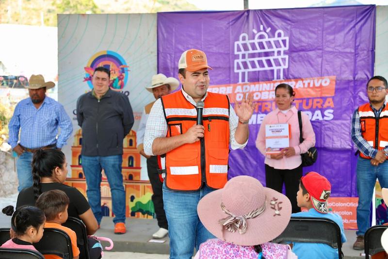 Gaspar Trueba entrega urbanización de calle en El Zamorano
