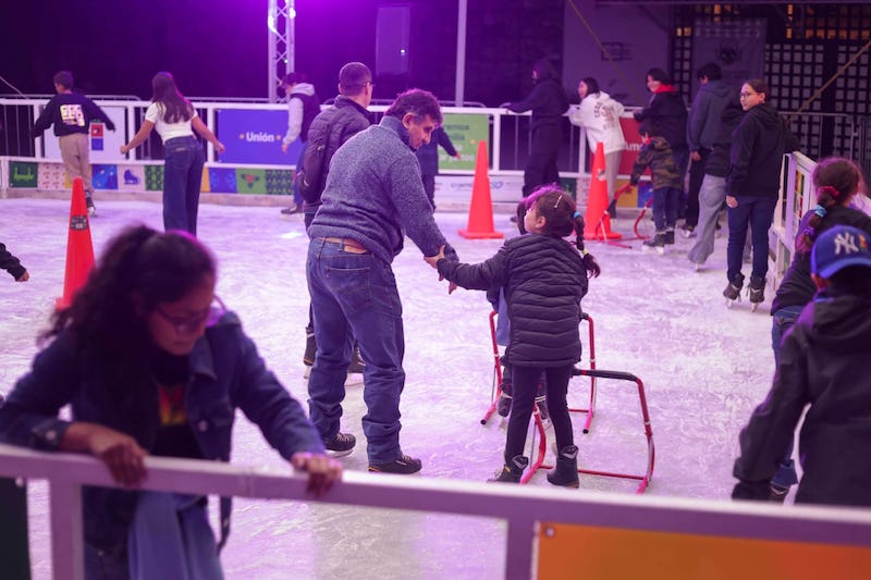 Inauguran pista de hielo gratuito en Plaza Gran Cué, Corregidora