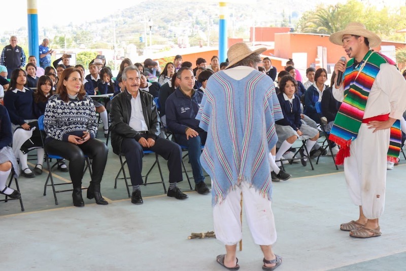 Llevan pastorelas navideñas a escuelas públicas de Querétaro