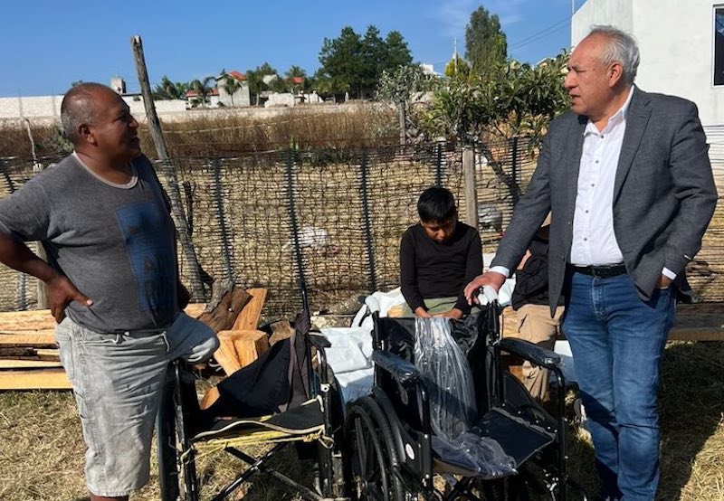 Óscar Pérez entrega aparatos funcionales a personas en situación vulnerable en Amealco