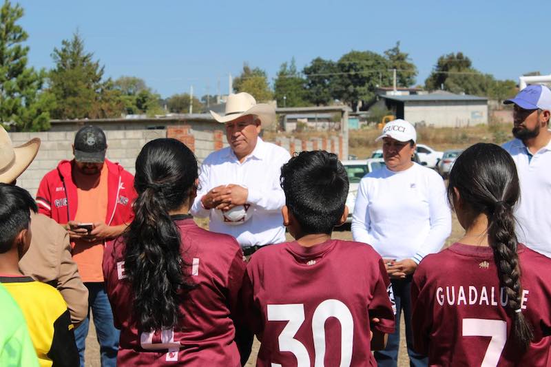 Óscar Pérez inaugura nueva cancha de futbol en el Barrio III, en Amealco