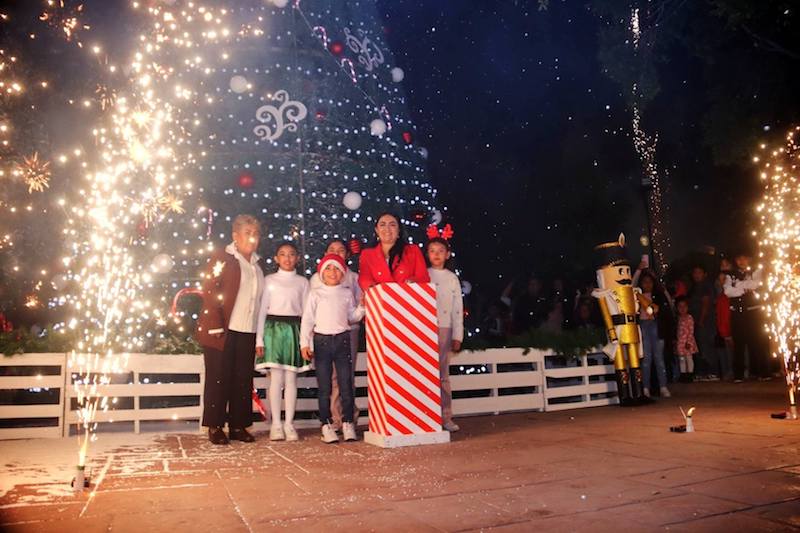 Peñamiller da inicio a la temporada decembrina con el encendido del Árbol Navideño