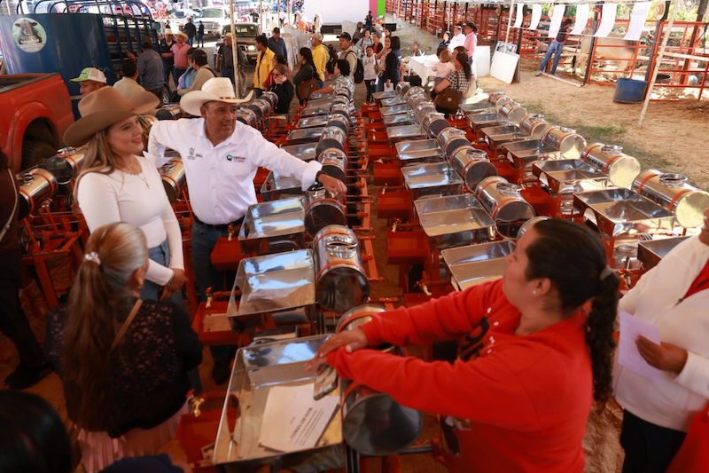 Productores de Landa de Matamoros reciben apoyos por 13.3 millones de pesos